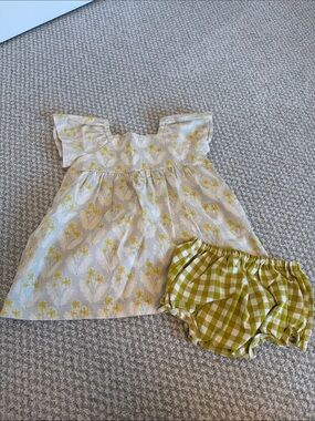 Yellow Floral Flutter-Sleeve Dress with Green Gingham Bloomers - Kids Casual Set